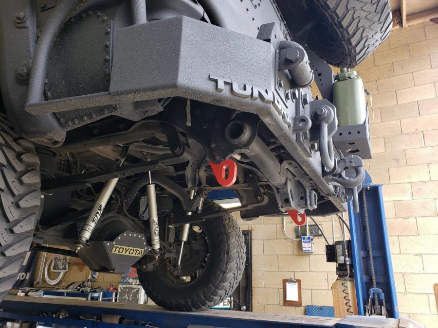Днище и подвеска Toyota Tundra CrewMax 4x4 Zombie Apocalypse 2013 года  (фото 425 из 461)